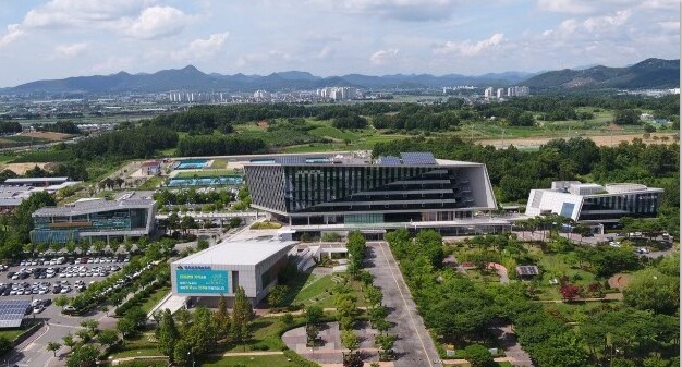 유희태 완주군수, 6자 간담회 입장 ...