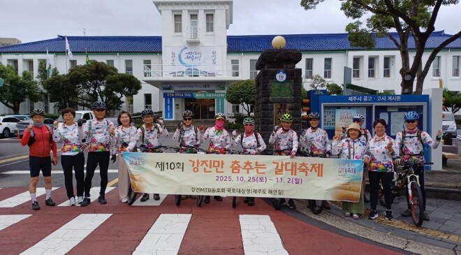 자전거로 달리며 ‘강진만 춤추는 갈대...
