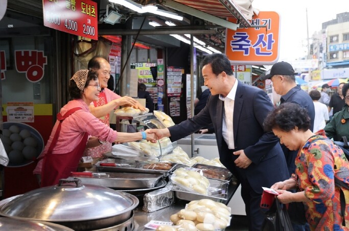 의왕시, 추석 명절맞이 전통시장 장보...