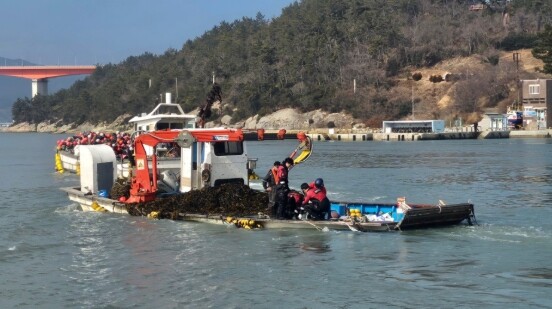 완도해경, 신지도 인근 침수 선박서 ...