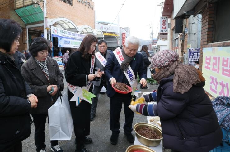 무주군, 전통시장에서 설날 대목 장보...