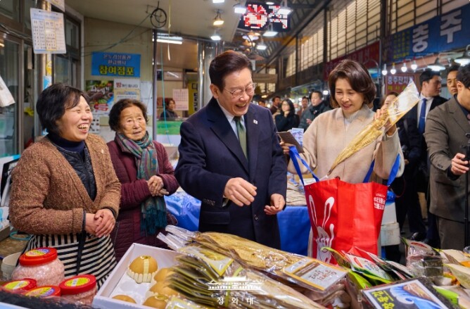 이 대통령 부부, 충북 전통시장 방문...