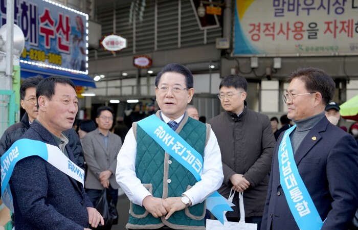 김영록 전남도지사, 말바우시장서 행정...